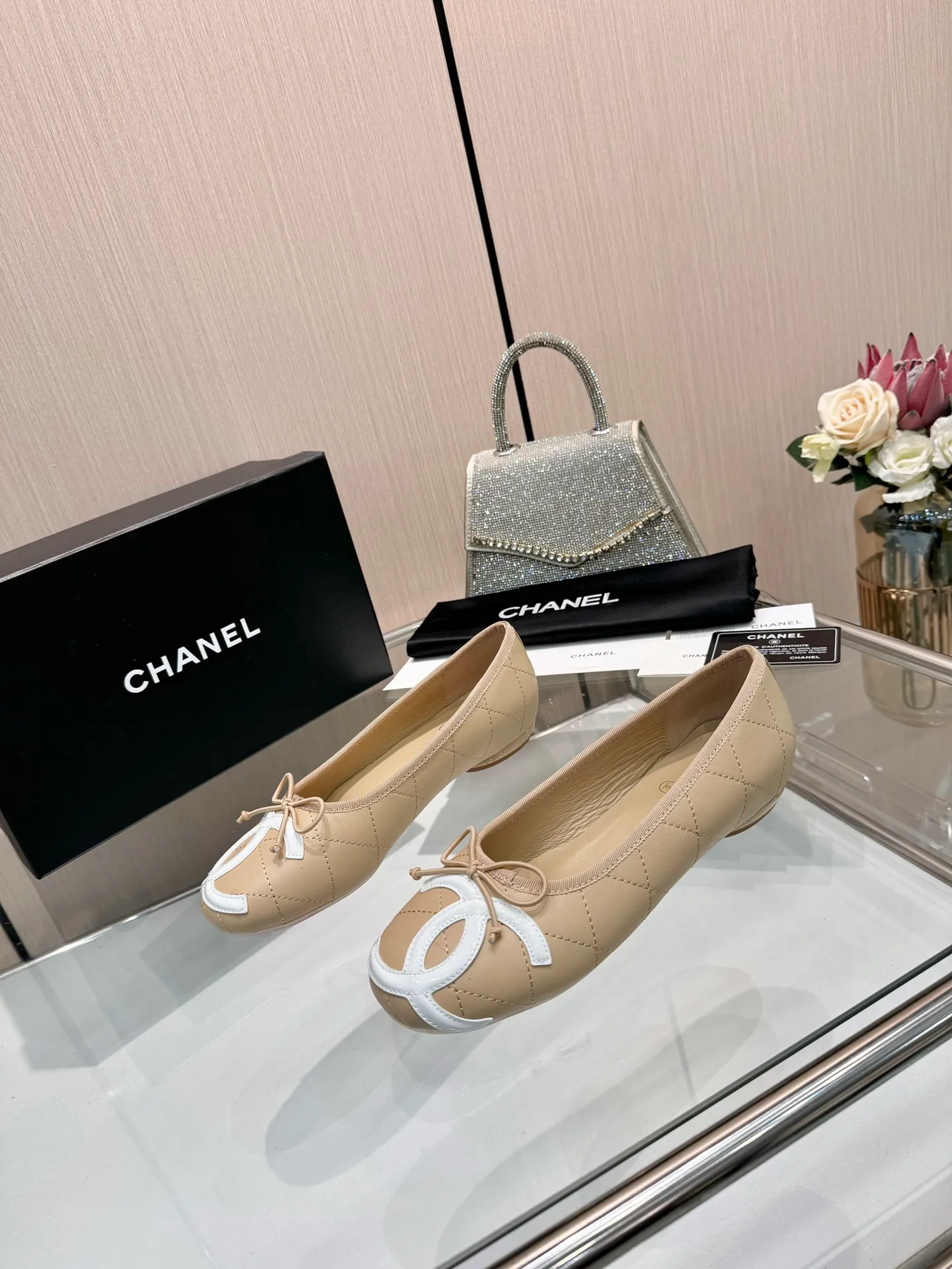 👟👟Ex-factory price 500👟👟 | ²⁰²5 𝐬𝐬 🤍🤎𝐂𝐇𝐀𝐍𝐄𝐋Chanel 26A catwalk style handmade Mary Jane women's shoes. Ballet shoes are so amazing, the bow pattern is so cute! Even if I don’t wear flat shoes, I can’t resist the temptation! The second recommended pair of Chanel logo women's shoes has great texture and is versatile. It is made of lambskin and has an original two-color outsole. Size: 35-40 (41 can be customized and cannot be returned or exchanged)